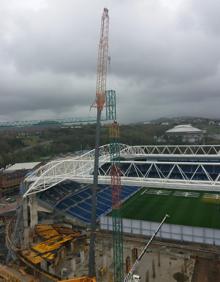 Imagen secundaria 2 - 1-Detalle de la construcción de la losa de cimentación | 2.- Vista general de la grada norte | 3.- Detalle de la instalación de la grúa