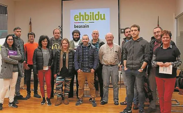 Candidatos y otros miembros de EH Bildu tras la asamblea celebrada el 12 de marzo.