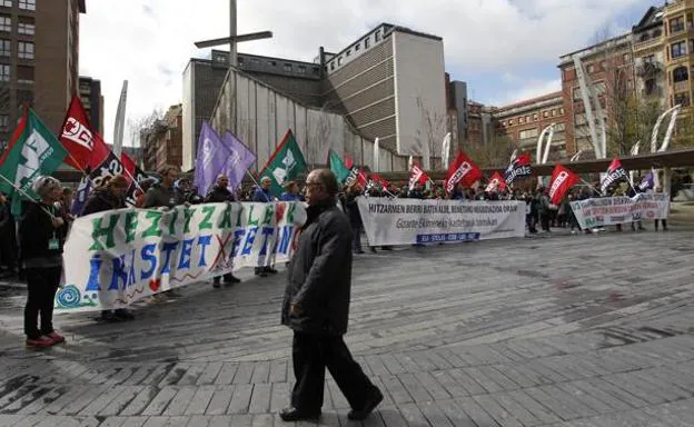 Imagen de la concentración de los sindicatos de la concertada en Bilbao.