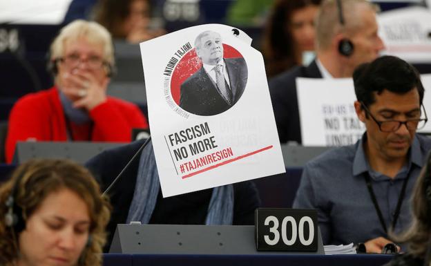 Varios eurodiputados exhiben carteles contra Tajani.