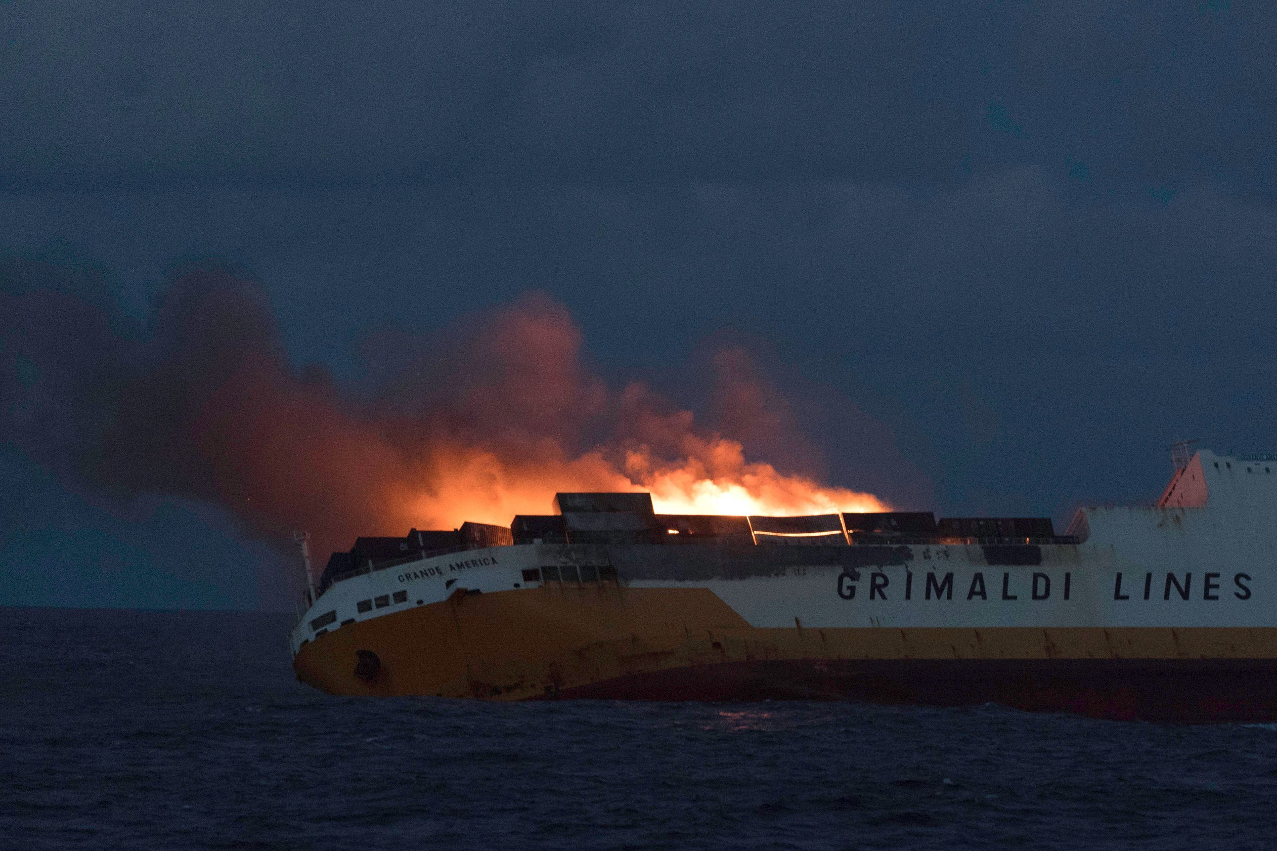 Dos manchas de fuel de un naufragio amenazan con llegar a Las Landas. Las dos manchas de hidrocarburos procedentes del naufragio del buque 'Grande America', hundido frente a La Rochelle el pasado martes, avanzan hacia las costas francesas y podrían llegar hasta Las Landas. El buque, que llevaba a bordo sustancias peligrosas y 2.200 toneladas de fueloil. 