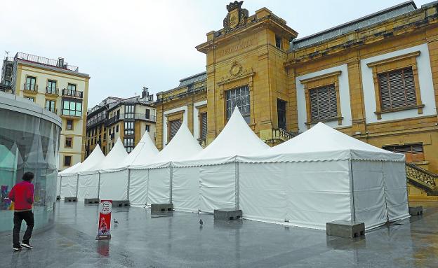 Las carpas esperan a las caseras de la Bretxa