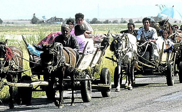 Familias de gitanos kosovares huyen del conflicto en los Balcanes. Fueron asentados en campamentos contaminados junto al complejo de Trepca (debajo).