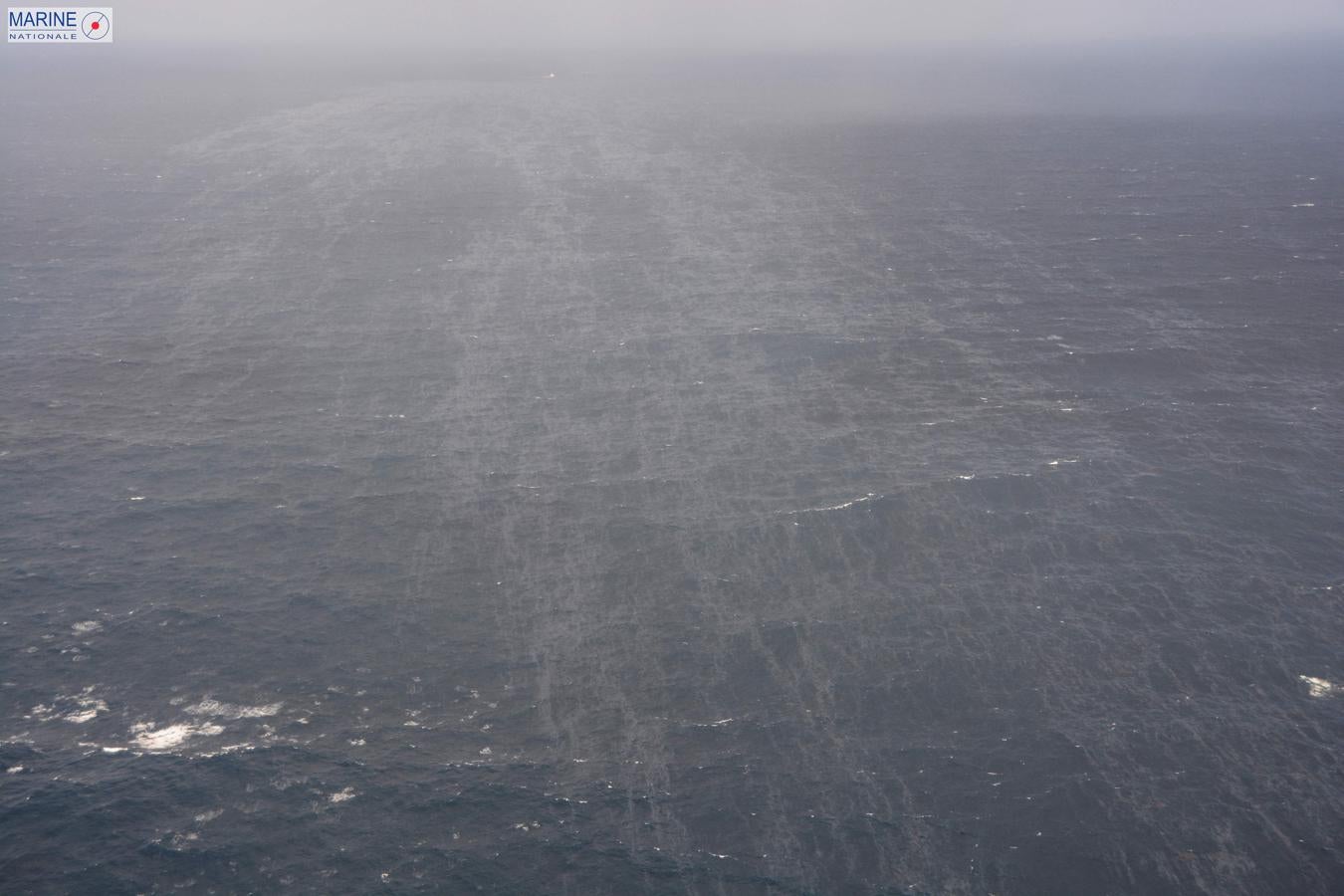 Dos manchas de fuel de un naufragio amenazan con llegar a Las Landas. Las dos manchas de hidrocarburos procedentes del naufragio del buque 'Grande America', hundido frente a La Rochelle el pasado martes, avanzan hacia las costas francesas y podrían llegar hasta Las Landas. El buque, que llevaba a bordo sustancias peligrosas y 2.200 toneladas de fueloil. 