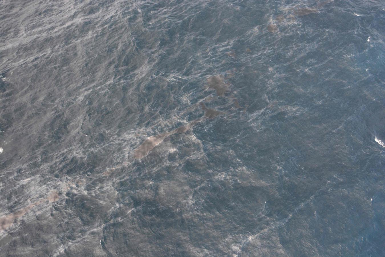 Dos manchas de fuel de un naufragio amenazan con llegar a Las Landas. Las dos manchas de hidrocarburos procedentes del naufragio del buque 'Grande America', hundido frente a La Rochelle el pasado martes, avanzan hacia las costas francesas y podrían llegar hasta Las Landas. El buque, que llevaba a bordo sustancias peligrosas y 2.200 toneladas de fueloil. 