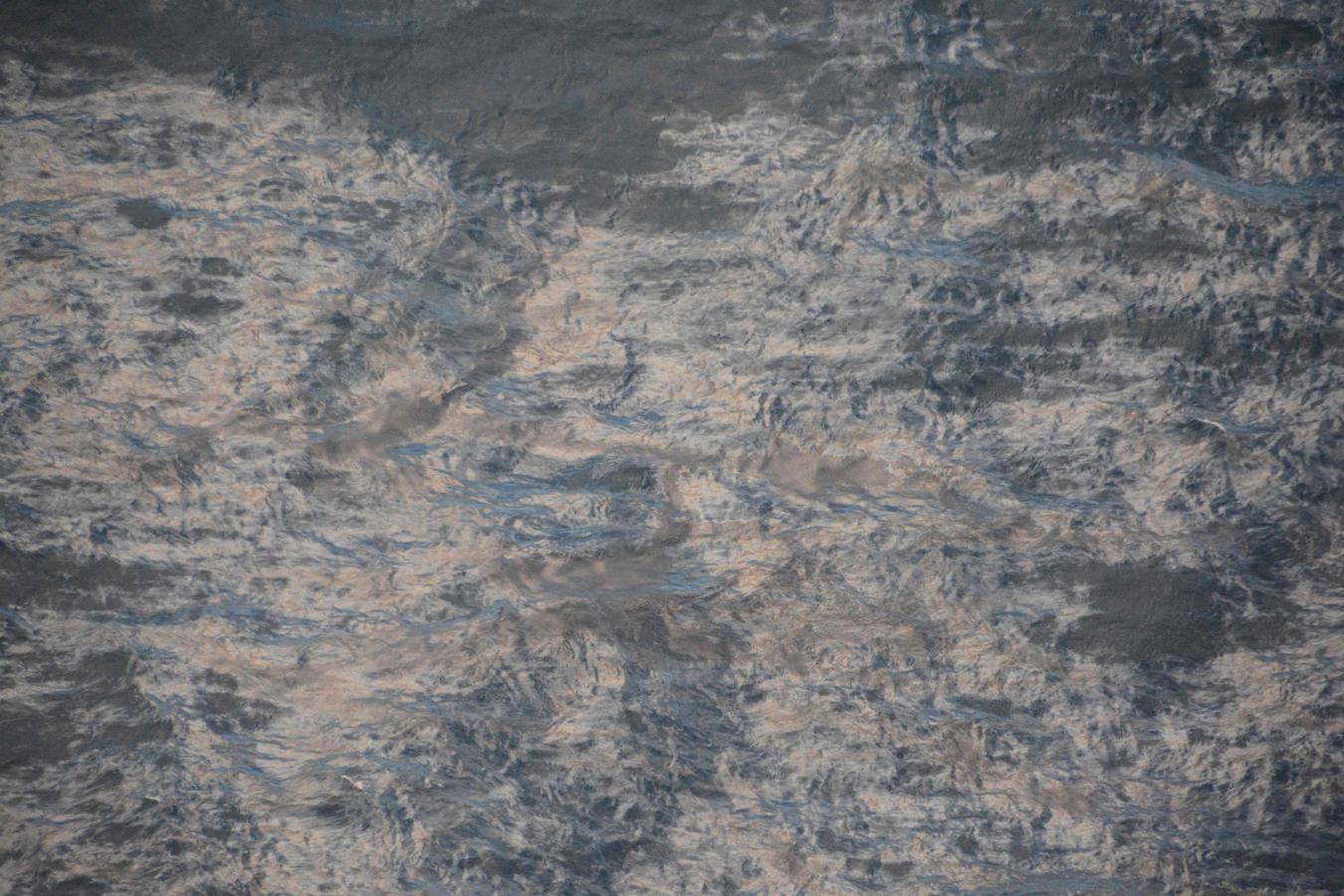 Dos manchas de fuel de un naufragio amenazan con llegar a Las Landas. Las dos manchas de hidrocarburos procedentes del naufragio del buque 'Grande America', hundido frente a La Rochelle el pasado martes, avanzan hacia las costas francesas y podrían llegar hasta Las Landas. El buque, que llevaba a bordo sustancias peligrosas y 2.200 toneladas de fueloil. 