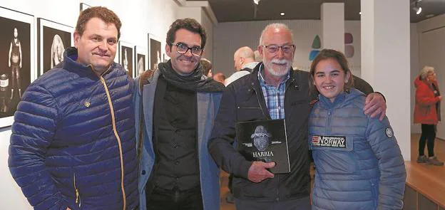 El harrijasotzaile Ostolaza junto a Uría, autor del poemario, el fotógrafo Juan Antonio Palacios y Udane Ostolaza, harrijasotzaile también.