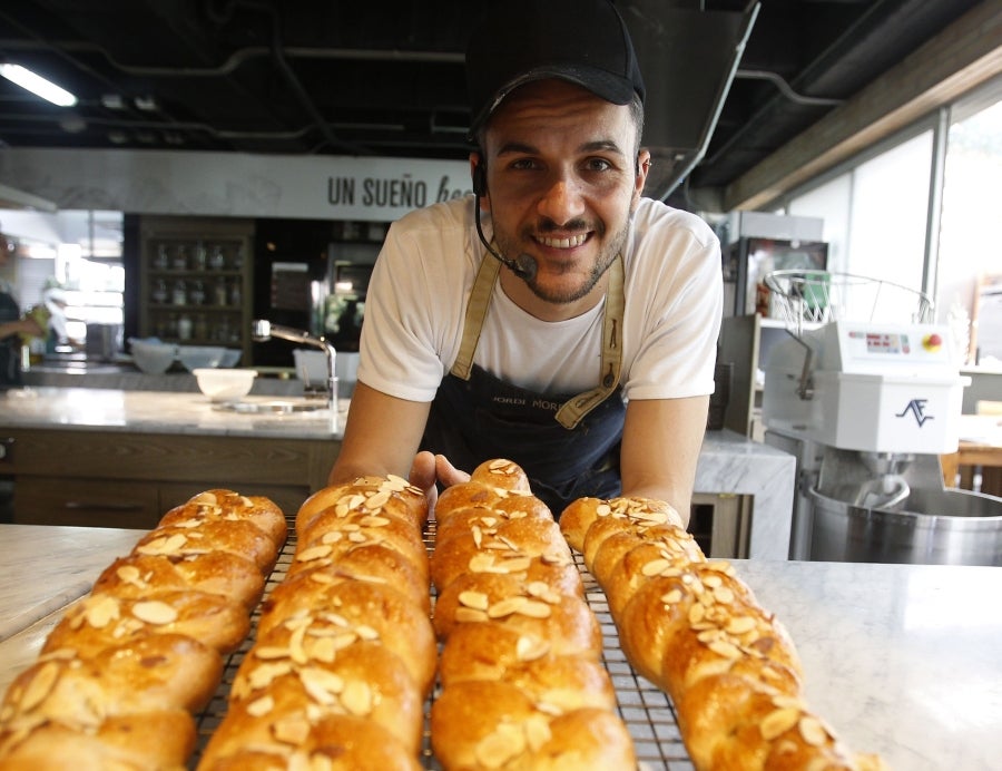 Morera atribuye la actual mala reputación del producto a «panes hechos en un par de horas, con ingredientes refinados y sin fibra, además de estar cargados de azúcar y grasa».