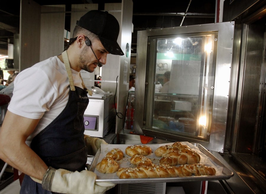 Morera atribuye la actual mala reputación del producto a «panes hechos en un par de horas, con ingredientes refinados y sin fibra, además de estar cargados de azúcar y grasa».