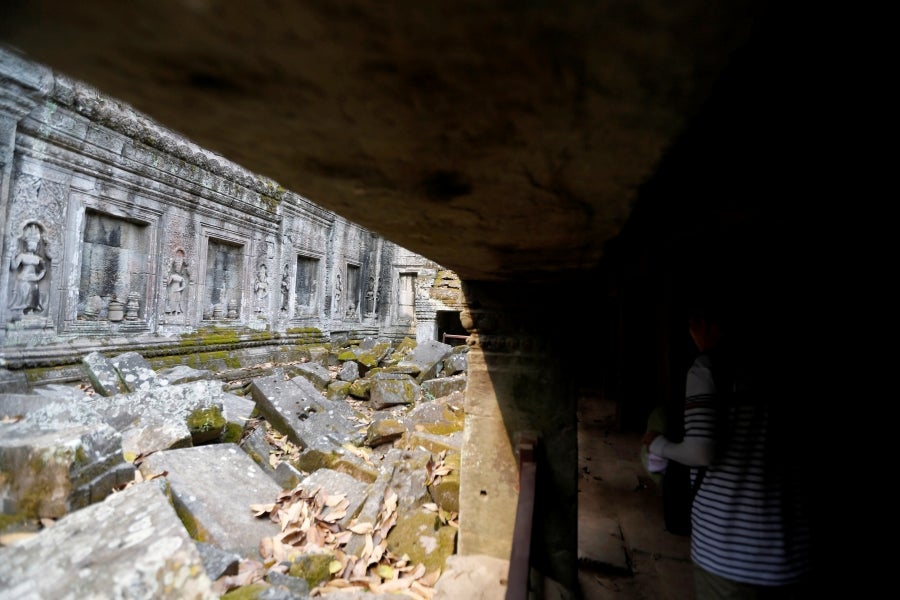 El templo de Ta Prohm se esconde en el frondoso bosque de la provincia de Siem Reap, Camboya. La construcción, de finales del siglo XII, es famosa por integrarse con la naturaleza y por haber sido escenario del vídeo juego de Tom Raider. 