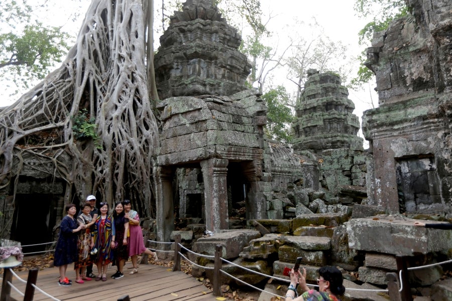 El templo de Ta Prohm se esconde en el frondoso bosque de la provincia de Siem Reap, Camboya. La construcción, de finales del siglo XII, es famosa por integrarse con la naturaleza y por haber sido escenario del vídeo juego de Tom Raider. 