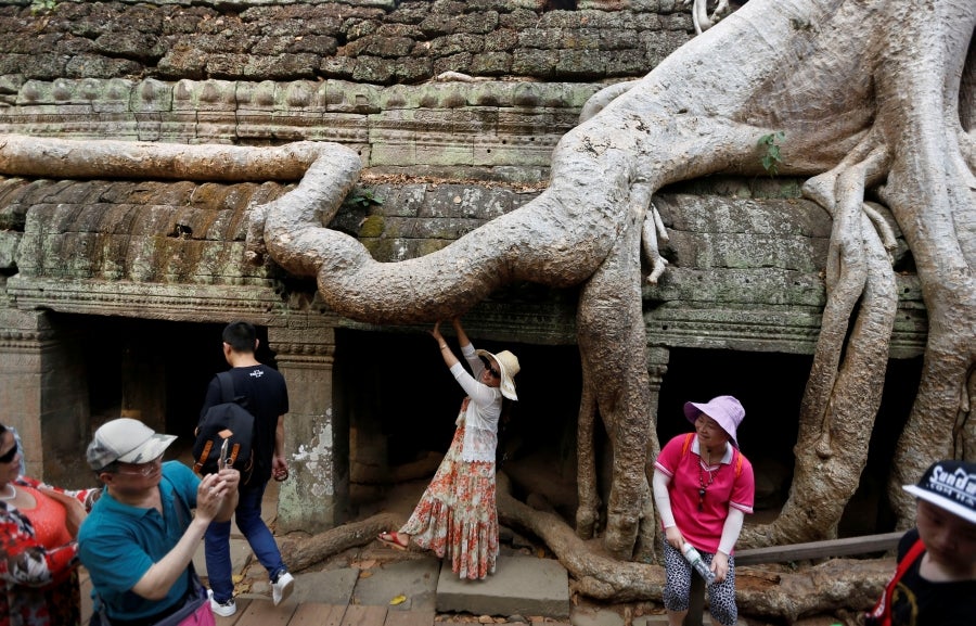 El templo de Ta Prohm se esconde en el frondoso bosque de la provincia de Siem Reap, Camboya. La construcción, de finales del siglo XII, es famosa por integrarse con la naturaleza y por haber sido escenario del vídeo juego de Tom Raider. 
