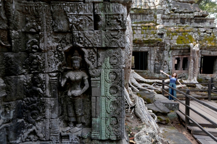 El templo de Ta Prohm se esconde en el frondoso bosque de la provincia de Siem Reap, Camboya. La construcción, de finales del siglo XII, es famosa por integrarse con la naturaleza y por haber sido escenario del vídeo juego de Tom Raider. 