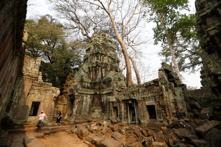 El templo de Ta Prohm se esconde en el frondoso bosque de la provincia de Siem Reap, Camboya. La construcción, de finales del siglo XII, es famosa por integrarse con la naturaleza y por haber sido escenario del vídeo juego de Tom Raider. 