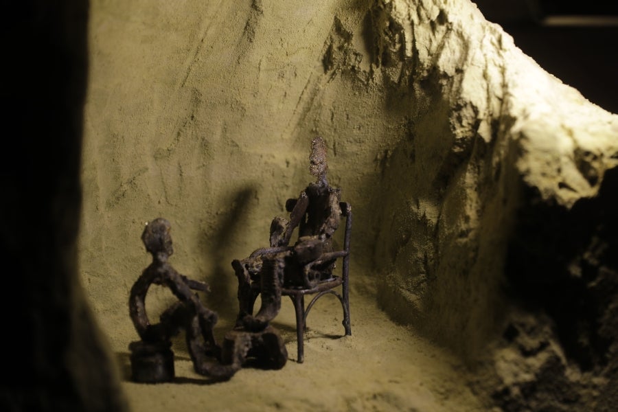 Un violinista, un granjero que labra el campo y un gallo con hélice en una cabeza. Todos fueron una vez cohetes, proyectiles de artillería o balas que cayeron en los campos de batalla del Líbano. Como recuerdo de la Historia reciente, el artista Charles Nassar ha transformado los restos oscuros y desordenados de la guerra en esculturas. «Odio la metralla pero, al mismo tiempo, me encanta», confesó el escultor.