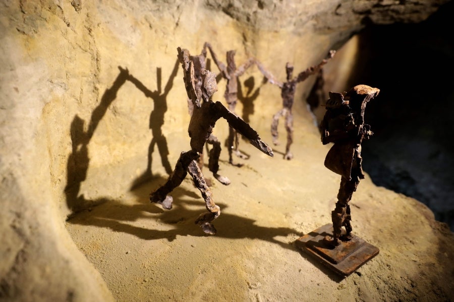 Un violinista, un granjero que labra el campo y un gallo con hélice en una cabeza. Todos fueron una vez cohetes, proyectiles de artillería o balas que cayeron en los campos de batalla del Líbano. Como recuerdo de la Historia reciente, el artista Charles Nassar ha transformado los restos oscuros y desordenados de la guerra en esculturas. «Odio la metralla pero, al mismo tiempo, me encanta», confesó el escultor.