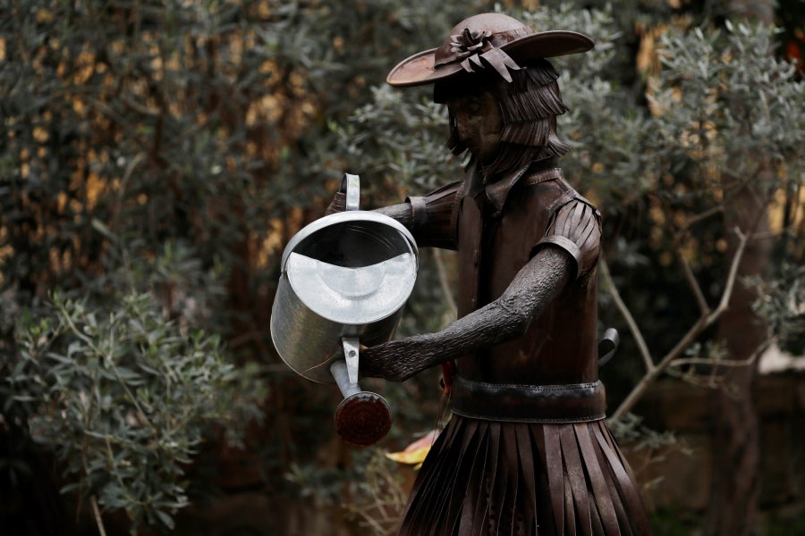 Un violinista, un granjero que labra el campo y un gallo con hélice en una cabeza. Todos fueron una vez cohetes, proyectiles de artillería o balas que cayeron en los campos de batalla del Líbano. Como recuerdo de la Historia reciente, el artista Charles Nassar ha transformado los restos oscuros y desordenados de la guerra en esculturas. «Odio la metralla pero, al mismo tiempo, me encanta», confesó el escultor.