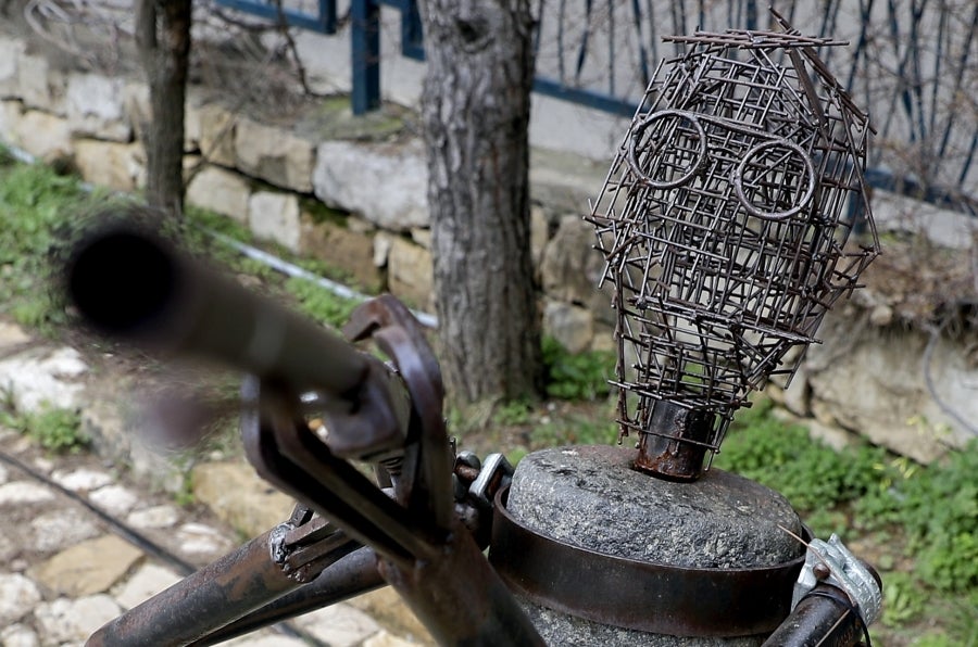 Un violinista, un granjero que labra el campo y un gallo con hélice en una cabeza. Todos fueron una vez cohetes, proyectiles de artillería o balas que cayeron en los campos de batalla del Líbano. Como recuerdo de la Historia reciente, el artista Charles Nassar ha transformado los restos oscuros y desordenados de la guerra en esculturas. «Odio la metralla pero, al mismo tiempo, me encanta», confesó el escultor.