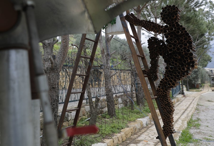 Un violinista, un granjero que labra el campo y un gallo con hélice en una cabeza. Todos fueron una vez cohetes, proyectiles de artillería o balas que cayeron en los campos de batalla del Líbano. Como recuerdo de la Historia reciente, el artista Charles Nassar ha transformado los restos oscuros y desordenados de la guerra en esculturas. «Odio la metralla pero, al mismo tiempo, me encanta», confesó el escultor.