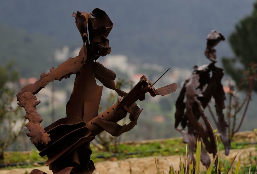 Un violinista, un granjero que labra el campo y un gallo con hélice en una cabeza. Todos fueron una vez cohetes, proyectiles de artillería o balas que cayeron en los campos de batalla del Líbano. Como recuerdo de la Historia reciente, el artista Charles Nassar ha transformado los restos oscuros y desordenados de la guerra en esculturas. «Odio la metralla pero, al mismo tiempo, me encanta», confesó el escultor.