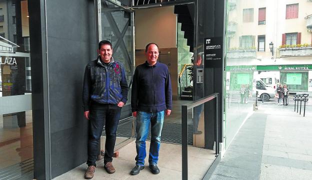 Goenaga y Bereziartua en la puerta de acceso a las nuevas oficinas de la Mancomunidad. 