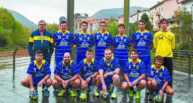 Foto grupal del equipo sénior masculino del Leizaran Ernio Inmobiliaria. 