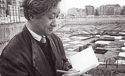 Isozaki tomando notas en el entonces conocido como solar K en 1989.