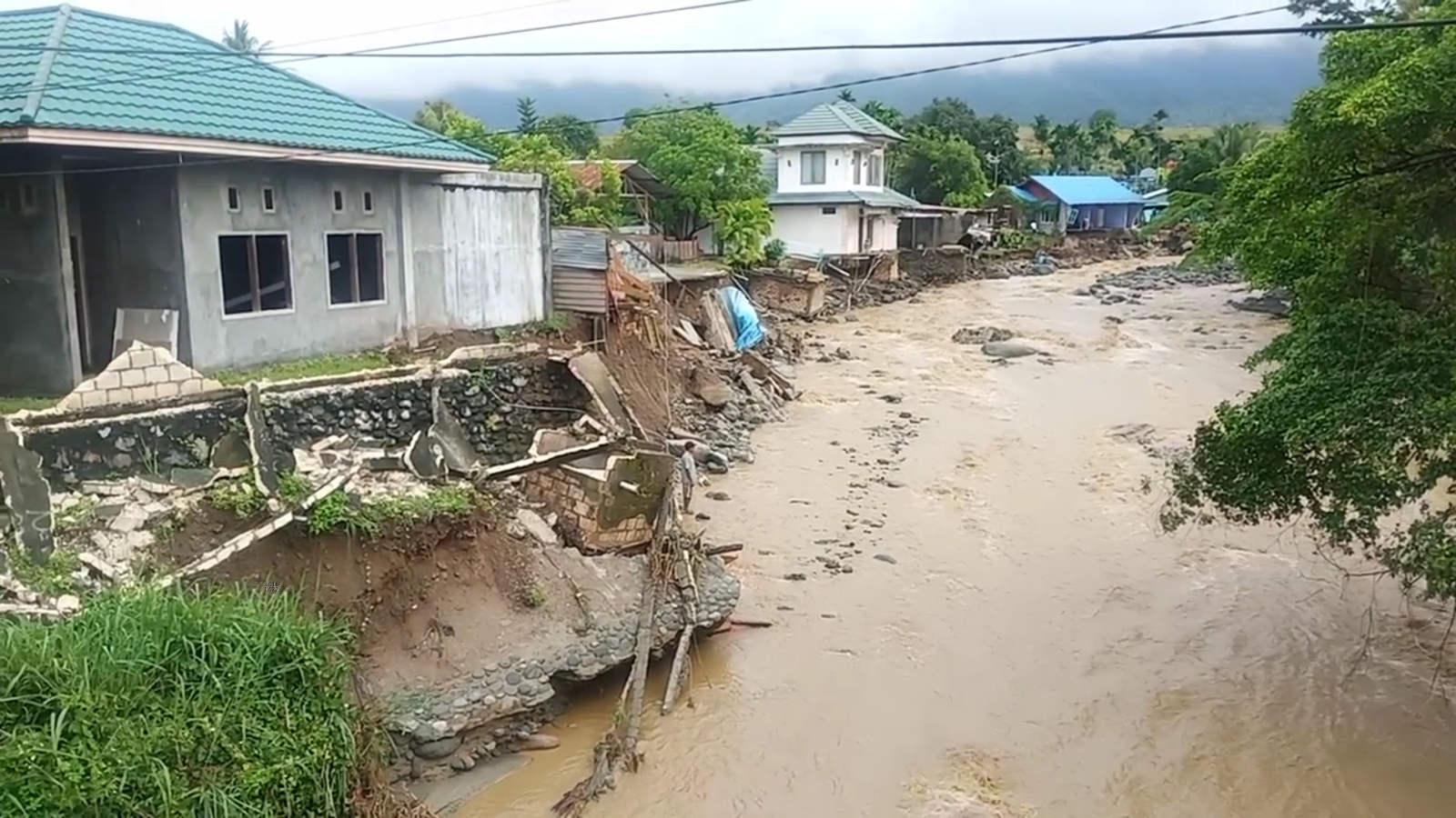 Las inundaciones, en Sentani, cerca de la capital provincial, Jayapura, que arrasan partes de la provincia de Papúa, en Indonesia, dejaron un saldo de al menos 50 personas muertas. 
