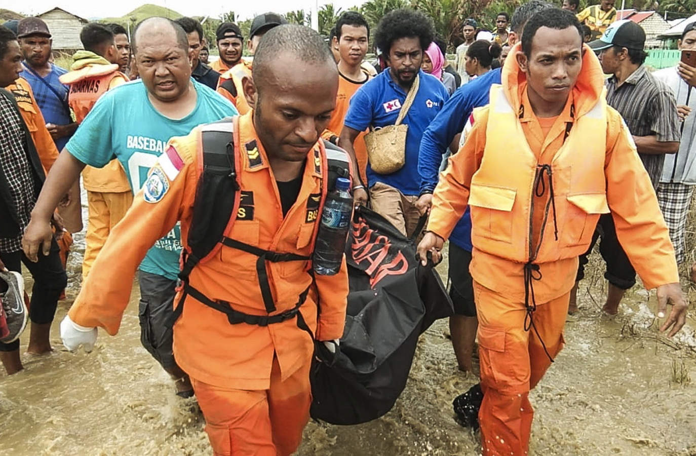 Las inundaciones, en Sentani, cerca de la capital provincial, Jayapura, que arrasan partes de la provincia de Papúa, en Indonesia, dejaron un saldo de al menos 50 personas muertas. 