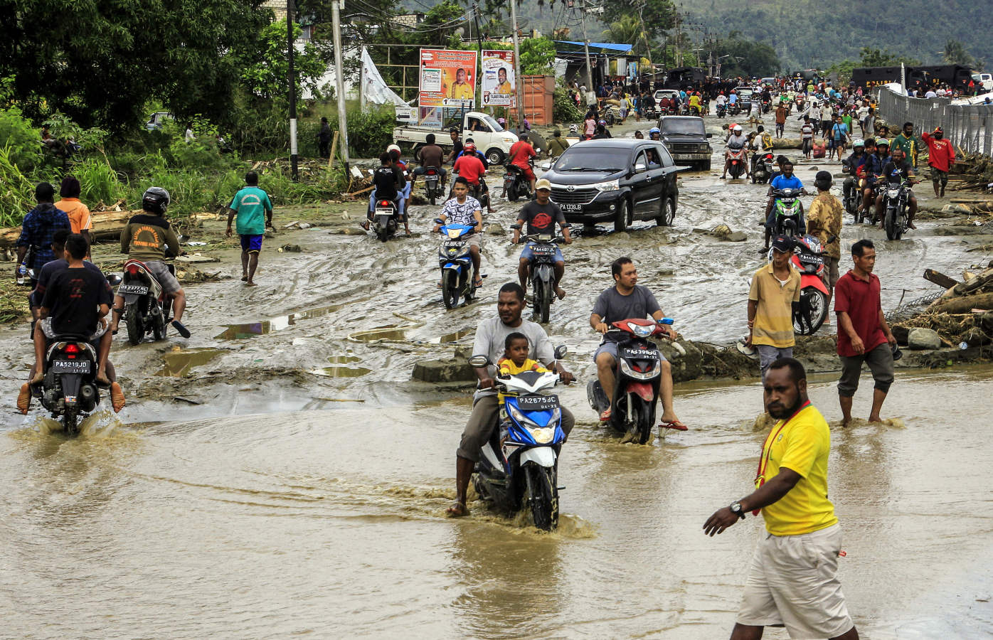 Las inundaciones, en Sentani, cerca de la capital provincial, Jayapura, que arrasan partes de la provincia de Papúa, en Indonesia, dejaron un saldo de al menos 50 personas muertas. 