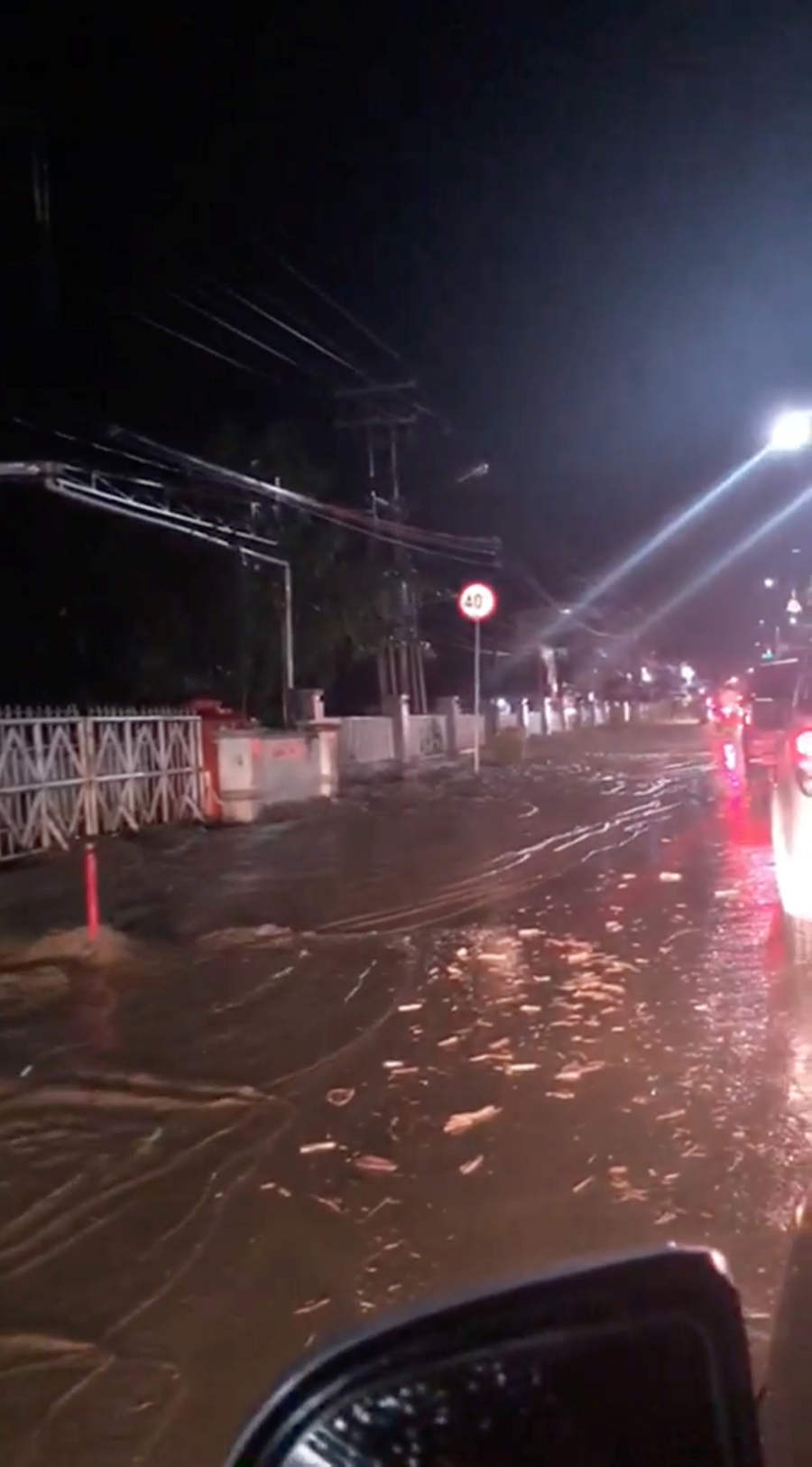 Las inundaciones, en Sentani, cerca de la capital provincial, Jayapura, que arrasan partes de la provincia de Papúa, en Indonesia, dejaron un saldo de al menos 50 personas muertas. 