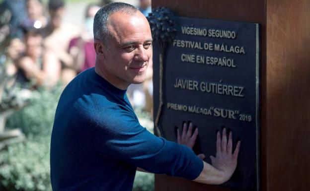 El actor Javier Gutiérrez descubre un monolito con su nombre en Málaga.