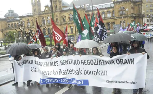 Manifestación de trabajadores de la enseñanza concertada por Donostia.
