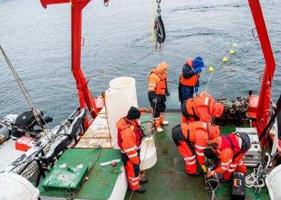 Imagen secundaria 1 - Científicos del Centro IDEAL de Chile lanzando una trampa de sedimentos con sensores para captar registros de CO2 en la aguas de la bahía Sur de la isla Doumer, en la Antártida. 