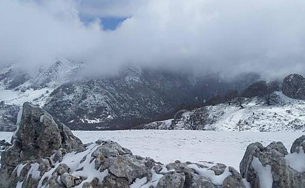 Imagen principal - Tres estampas de Urbia nevado.