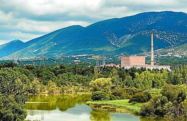 La central de Garoña sigue en pie, a orillas del río Ebro, en el Valle de Tobalina (Burgos). 