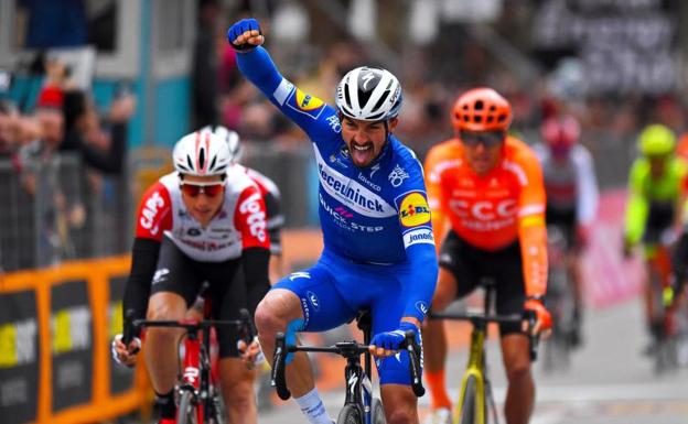 Julian Alaphilippe celebra su victoria en la sexta etapa. 