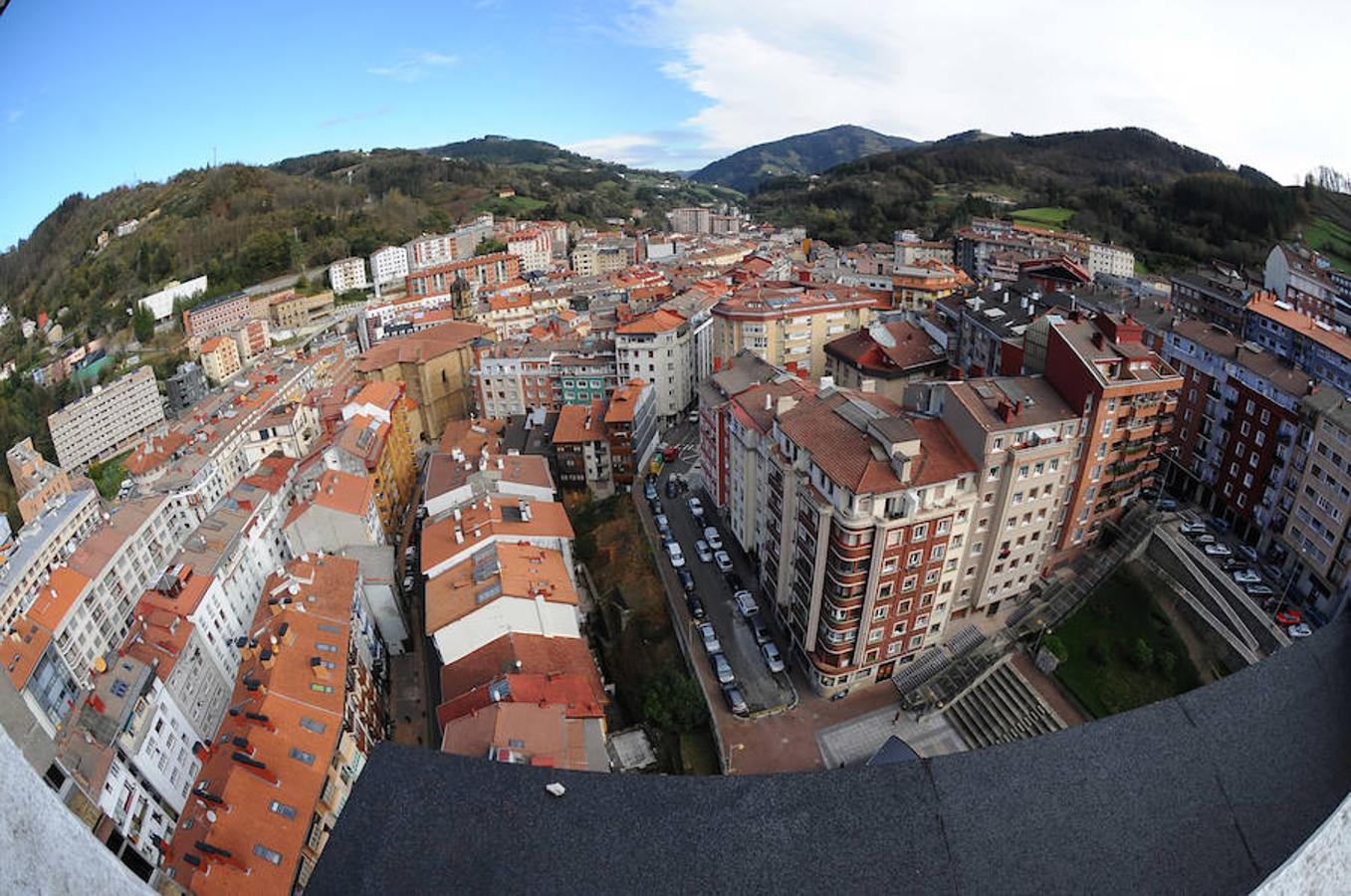 El edificio eibarrés mide 77 metros y es el más alto del territorio guipuzcoano