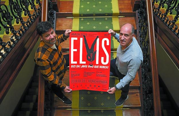 Ernesto Toledo y Juan Luis Silanes muestran el cartel del primer festival Amua de 2019. 