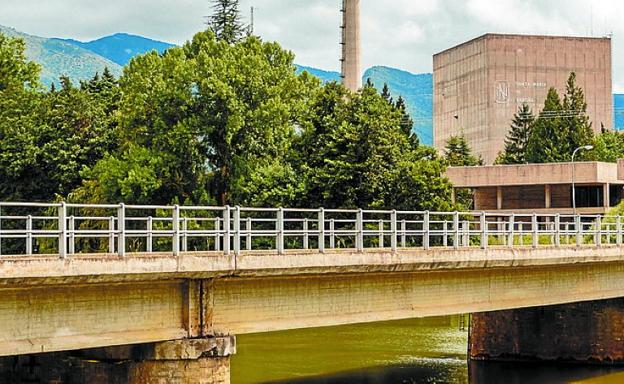 El Ebro serpentea el entorno de la central nuclear de Santa María de Garoña al norte de Burgos.