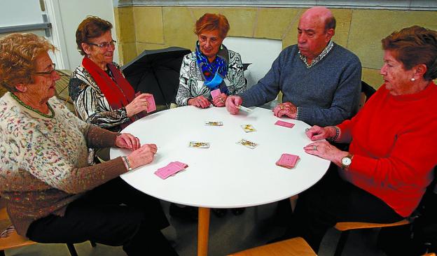 Una partida de cartas en el club Laguntasuna. 