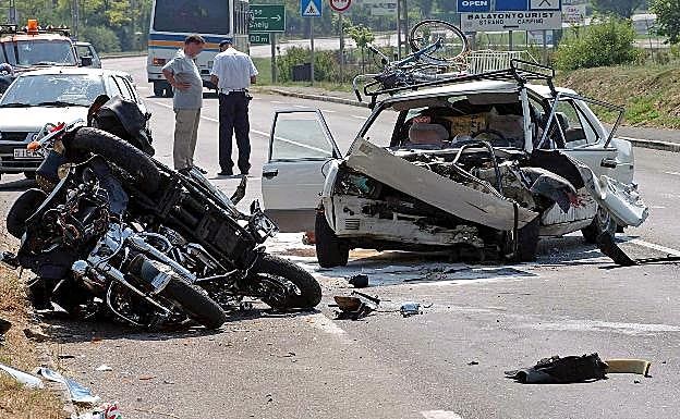 Accidente entre un coche y una moto en Madrid