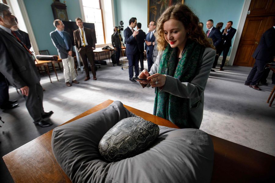 El Museo Británico de Londres muestra un 'kudurru' iraquí (piedra grabada) que será devuelto a Irak por parte del museo tras su incautación hace siete años en el aeropuerto de Heathrow