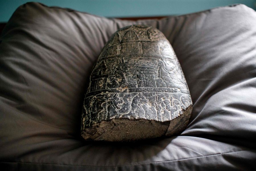 El Museo Británico de Londres muestra un 'kudurru' iraquí (piedra grabada) que será devuelto a Irak por parte del museo tras su incautación hace siete años en el aeropuerto de Heathrow