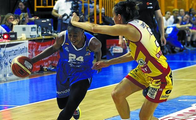 Jewell Loyd bota el balón ante Laia Palau. 