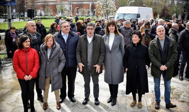 Idoia Mendia, acompañada por los cabezas de lista del PSE-EE al Congreso y al Senado, ayer en el acto en Bilbao. 