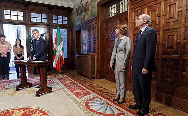 El lehendakari, Iñigo Urkullu (i), durante la toma de posesión este miércoles de la nueva consejera de Salud, Nekane Murga (2d), que sustituye al recién dimitido Jon Darpón (d). 