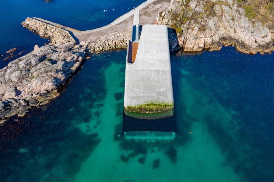 Este jueves se inaugura el restaurante 'Under', en Lindesnes, Noruega, que tiene la singularidad de que parte de su estructura se sumerge en las aguas del Atlántico Norte
