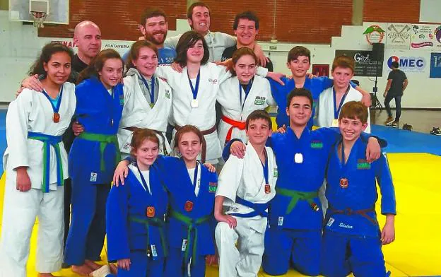 Los jóvenes judokas del Judo Klub Lizardi en Urnieta con sus medallas y junto a sus entrenadores. 