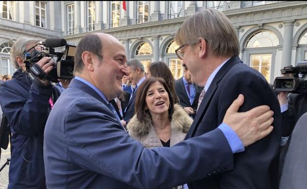 El líder del PNV, Andoni Ortuzar, con ell presidente del Grupo ALDE, Guy Verhofstadt, y la europarlamentaria jeltzale Izaskun Bilbao,en Bruselas.